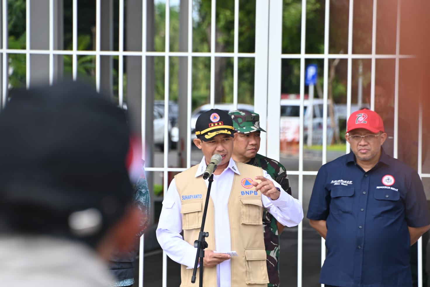 Kepala BNPB Letjen TNI Suharyanto memberikan arahan kepada tim bantuan kemanusiaan Indonesia tahap kedua yang akan menuju Turkiye di Lanud Halim Perdanakusuma, Jakarta pada Senin (13/2).
